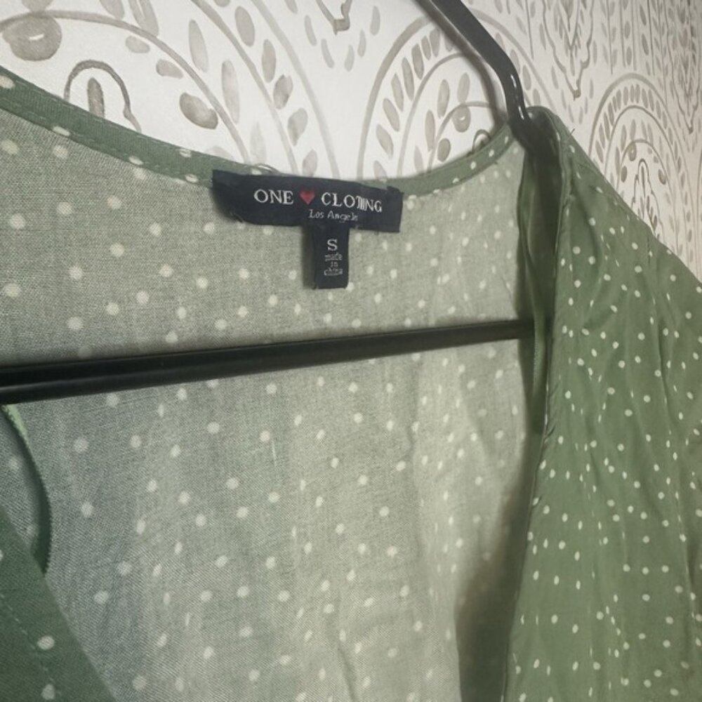One Clothing Womens Small Blouse Green With‎ Poka Dots Vneck Short Sleeve Rayon - Picture 3 of 4